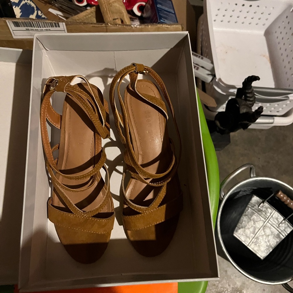 Tan brown suede heels